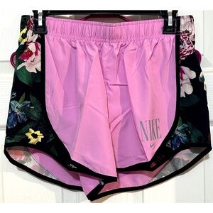 Nike Womens CU3403-680 Sz Medium Shorts NWT